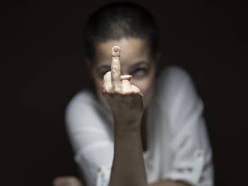 Frau zeigt Mittelfinger