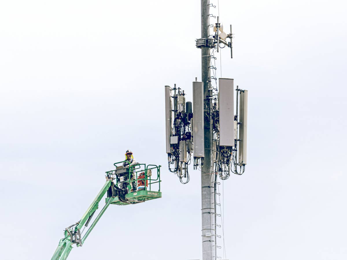 Eine Mobilfunkantenne wie sie auch von 1&1 verwendet wird mit einem Techniker vor Ort