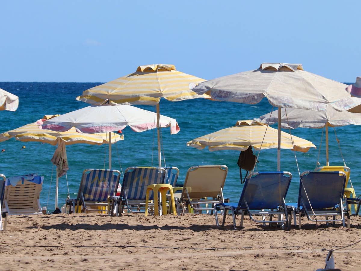 Ein Strand mit Sonnenschirme