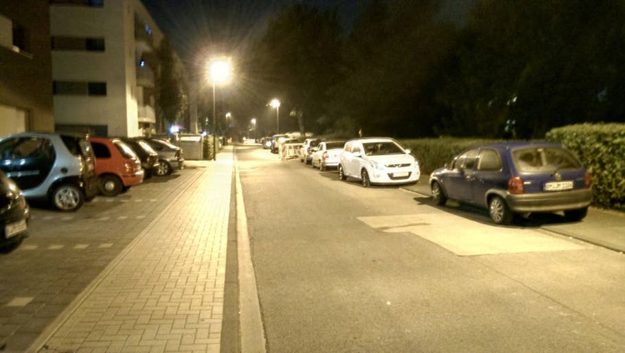 Straße bei Mitternacht (HDR-Modus)