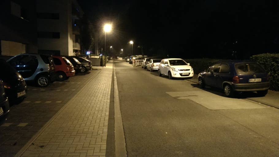 Straße bei Mitternacht (Nacht-Modus)