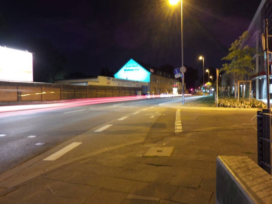 Straße mit hoher Verschlusszeit fotografiert