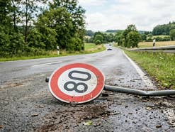 Straßenschild mit einem Tempolimit von 80 km/h
