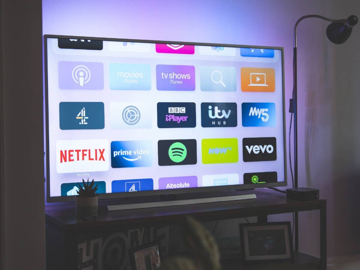 Netflix, Amazon Prime Video und andere Streaming-Dienste auf einem leuchtenden Fernseher