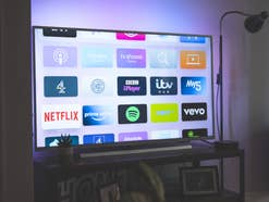 Netflix, Amazon Prime Video und andere Streaming-Dienste auf einem leuchtenden Fernseher