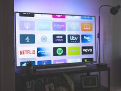 Streaming-Anbieter auf einem Fernseher Netflix, Amazon Prime Video und andere Streaming-Dienste auf einem leuchtenden Fernseher