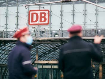 Service-Personal der Deutschen Bahn am Bahnhof.