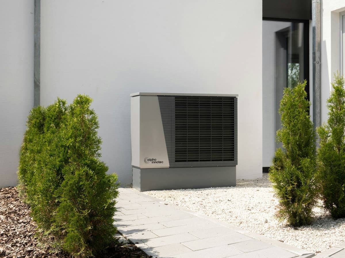 Wärmepumpe vor Wohnhaus