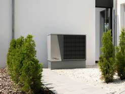 Wärmepumpe vor Wohnhaus