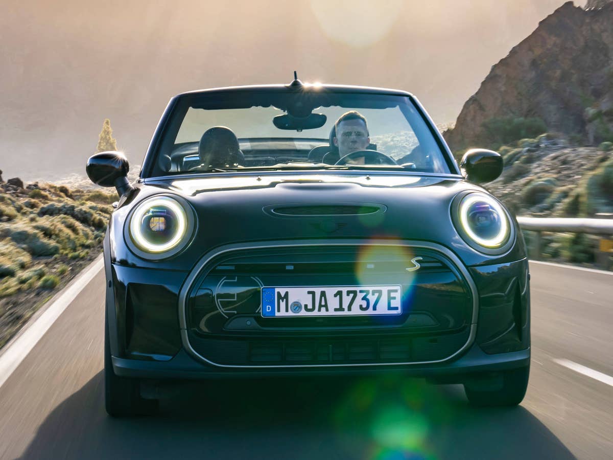 Front des vollelektrischen Mini Cooper SE Carbio.