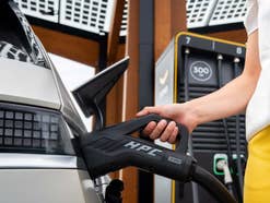 E-Auto an einer Ladestation von Fastned.