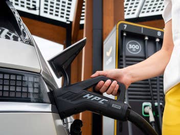 E-Auto an einer Ladestation von Fastned.