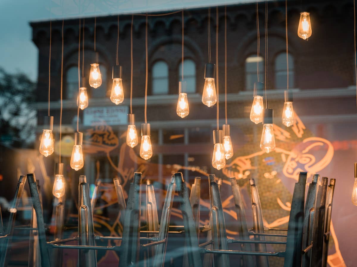 LED-Lampen in einem Fenster, das sich spiegelt.