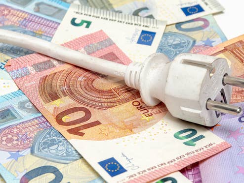 Stromkabel auf Euroscheinen Sinnbild für Stromkosten