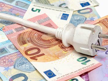 Stromkabel auf Euroscheinen Sinnbild für Stromkosten