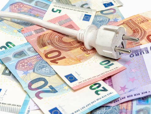 Stromkabel auf Euroscheinen Sinnbild für Stromkosten