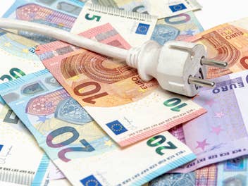 Stromkabel auf Euroscheinen Sinnbild für Stromkosten