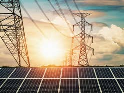 Strommasten und PV-Anlage als Sinnbild für Stromnetz