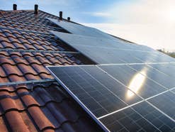 PV-Anlage auf dem Dach eines Wohngebäudes