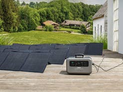 Powerstation und PV-Module von Zendure im Garten