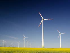 Windräder auf Ebene, Sinnbild für Windkraft