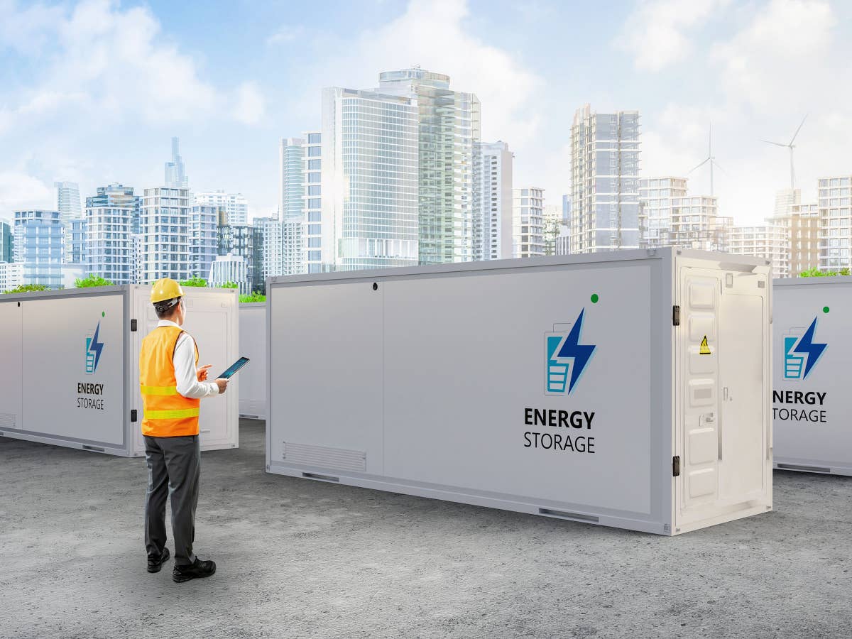 Batteriespeicher, Windräder, Sinnbild für Energieziele