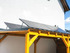 Balkonkraftwerk auf Holzcarport