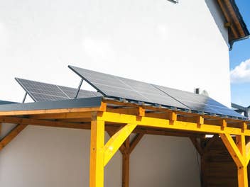 Balkonkraftwerk auf Holzcarport