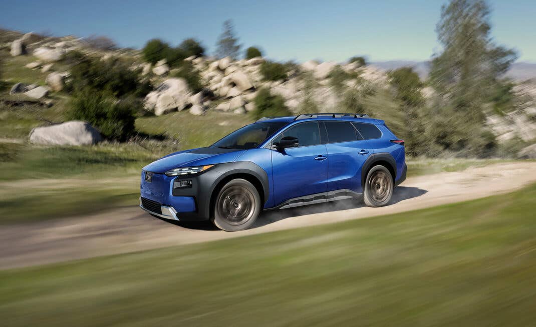 Subaru E-Outback (2026) in der Seitenansicht während der Fahrt.