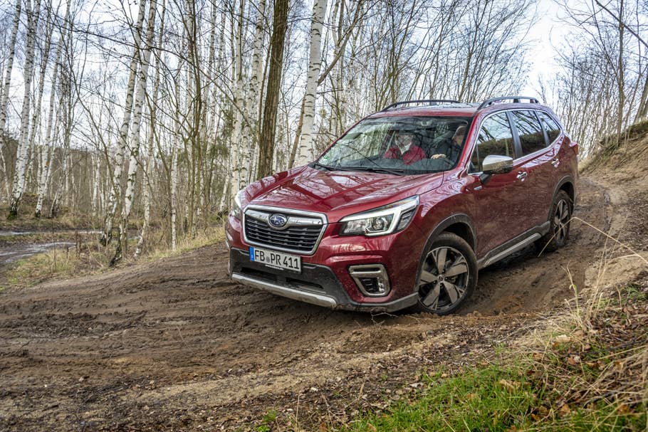 Auch bergab machen Fahrten Spaß. Eine Bergabfahrhilfe reguliert die Geschwindigkeit selbst. Bergabfahrhilfe im Subaru Forester 2.0ie