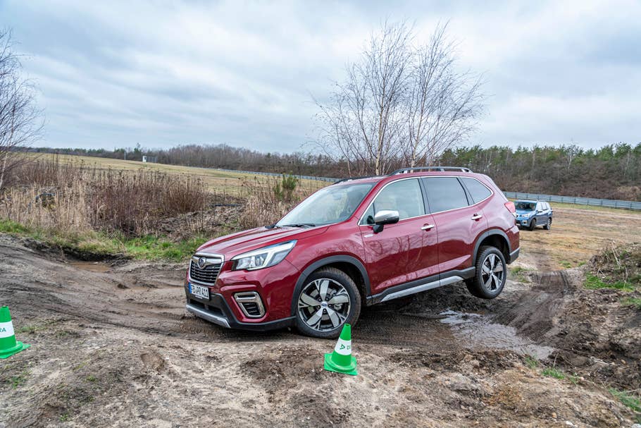 Sein Allradantrieb sorgt im Gelände auch mit nur drei Reifen am Boden für Antrieb. Allradantrieb am Subaru Forester 2.0ie