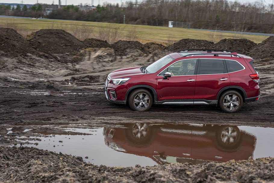 Mit dem X-Mode fährt der neue Subaru Forester (fast) überall. Subaru Forester 2.0ie im Matsch