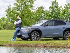 Subaru Solterra im test von inside digital mit Hayo Lücke vor der Motorhaube.