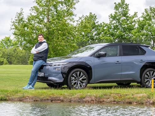 Subaru Solterra im test von inside digital mit Hayo Lücke vor der Motorhaube.