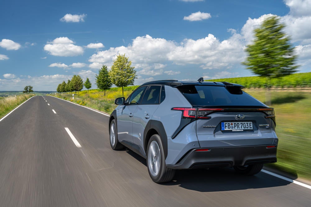 Subaru Solterra Heckansicht.