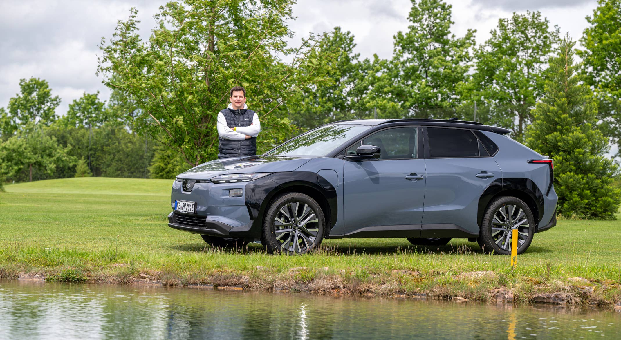 Subaru Solterra mit Hayo Lücke hinter dem Auto.