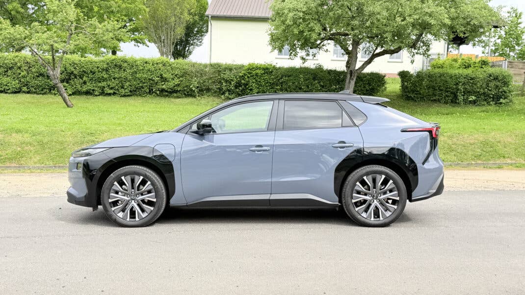 Subaru Solterra (2026) in der Seitenansicht.