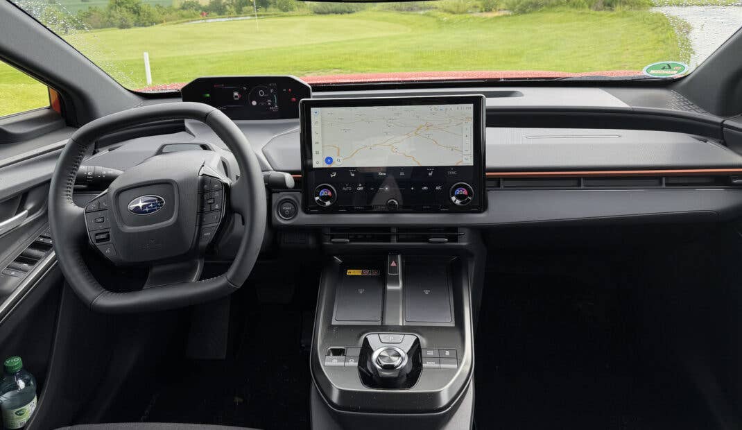 Cockpit des Subaru Uncharted.