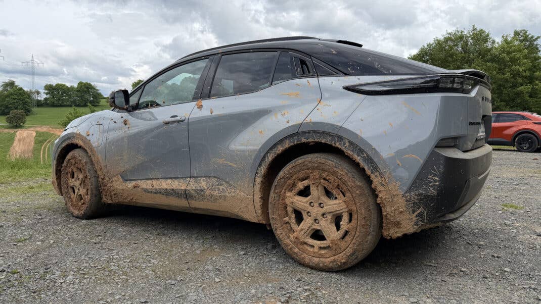 Subaru Uncharted mit starker Verschmutzung nach Offroad-Ausflug.