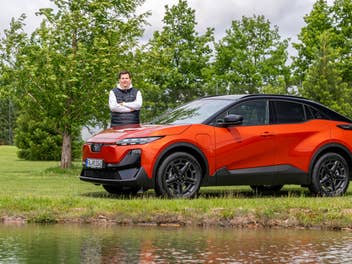 Hayo Lücke hinter dem Subaru Uncharted bei der Deutschland-Premiere.