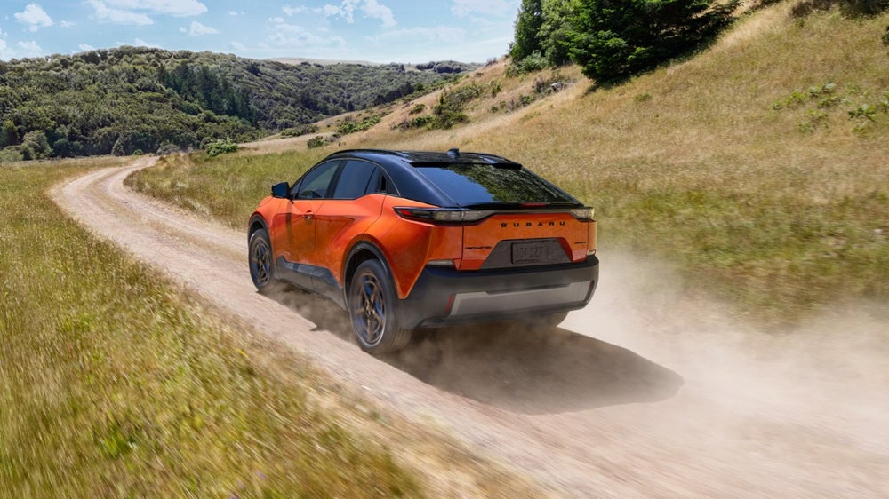 Der Subaru Uncharted auf einer Sandpiste.
