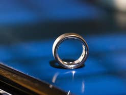 Nahaufnahme des Oura Ring 4 auf einer reflektierenden Oberfläche.