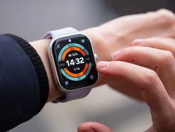 Nahaufnahme einer Redmi Watch 5, die Uhrzeit, Datum und Fitnessdaten am Handgelenk anzeigt.