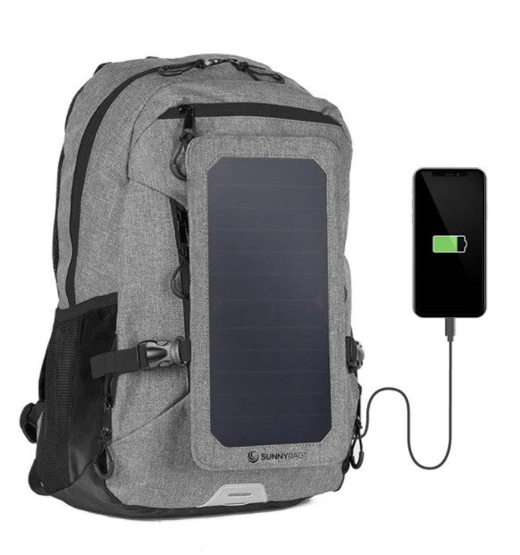 Der Solarrucksack Sunnybag Explorer+ mit gekoppeltem Smartphone