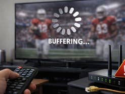 Ein TV mit Super Bowl und Buffering-Symbol