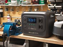 Bluetti Powerstation steht auf einer Werkbank