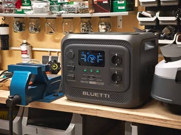 Bluetti Powerstation steht auf einer Werkbank