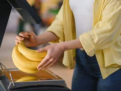 Eine Frau wiegt ein paar Bananen