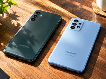 Das Samsung Galaxy A04s und das Samsung Galaxy A23 5G liegen im Sonnenlicht auf einem Tisch.
