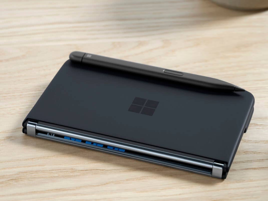 Der Surface Slim Pen 2 am Surface Duo 2